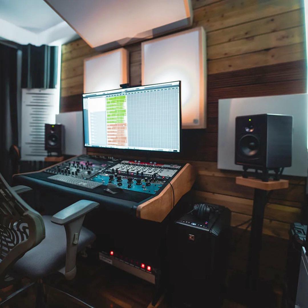 Zaor Maestro 24 – Compact, Acoustically Optimized Studio Desk