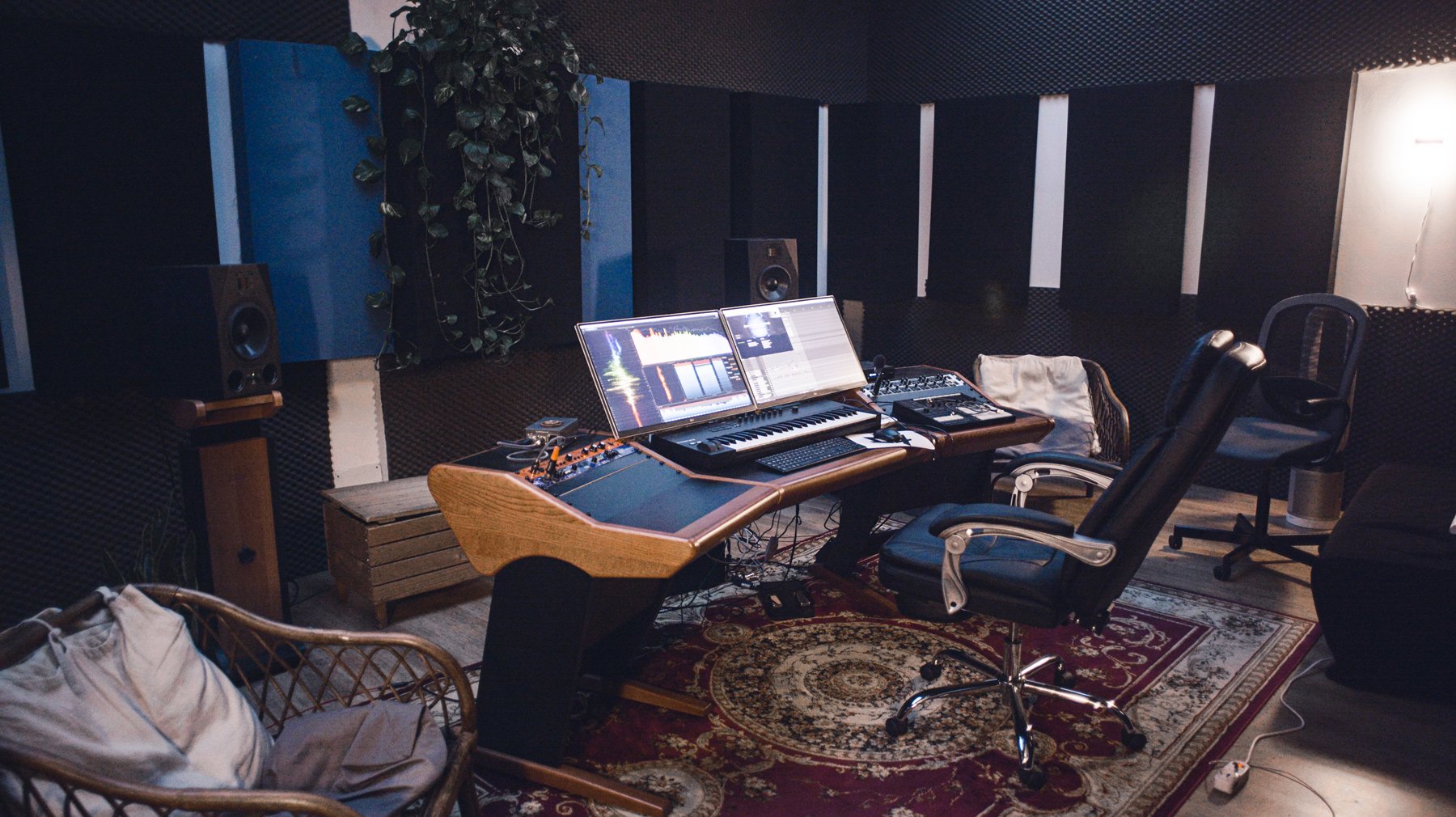 Zaor Onda MKII Angled – Elegant Studio Desk for Professionals