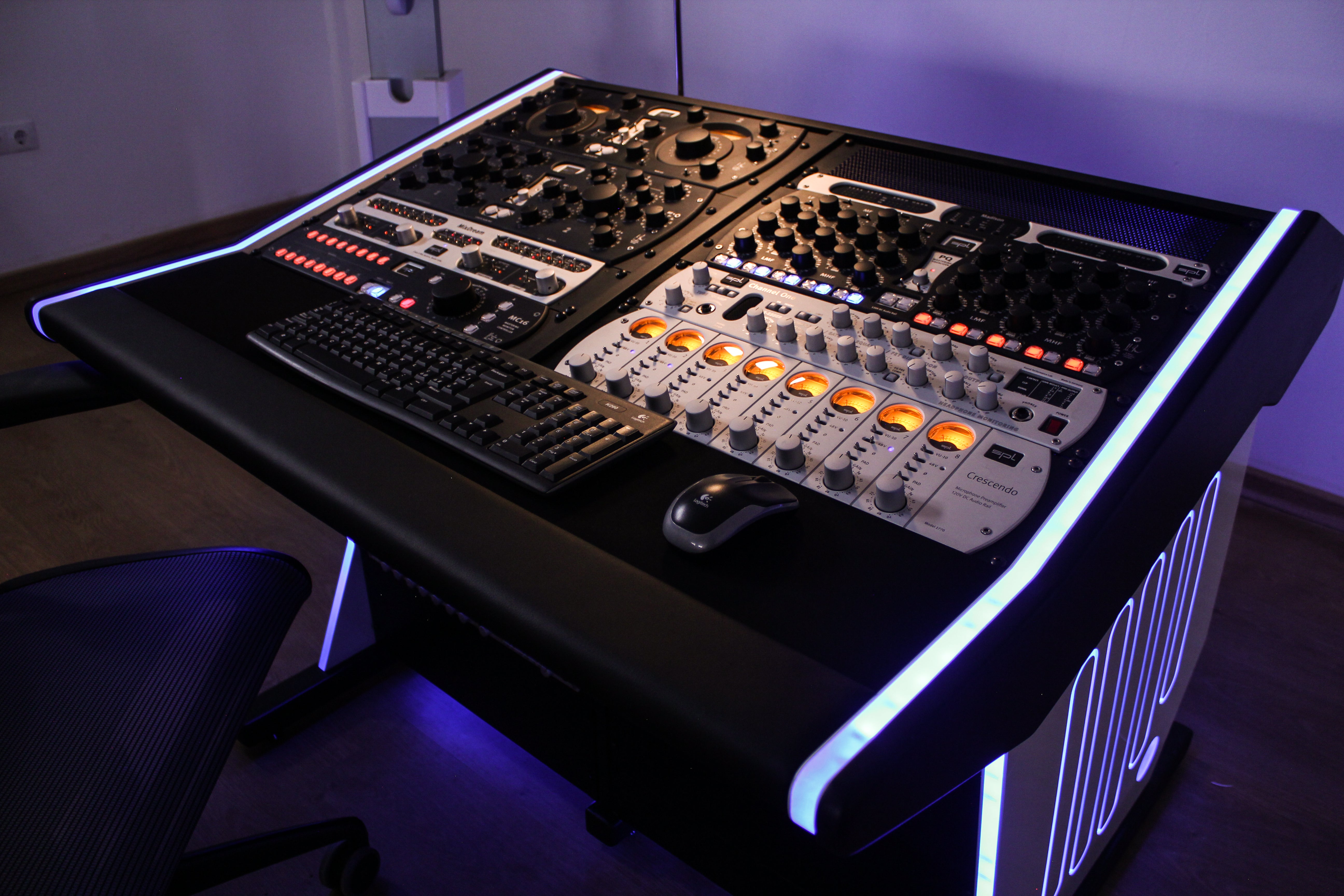 Zaor Maestro 24 – Compact, Acoustically Optimized Studio Desk