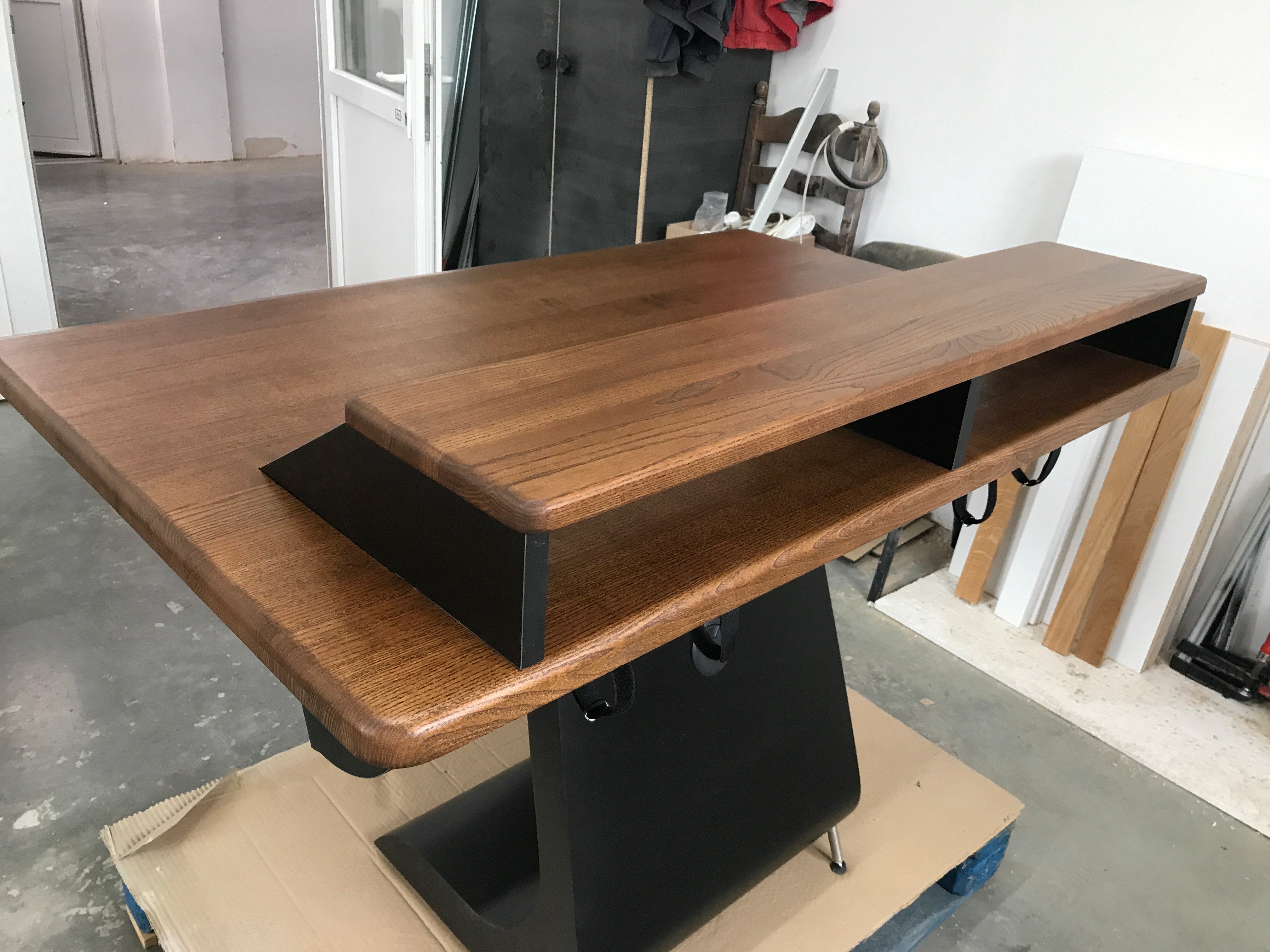 Zaor Vela RS – Sleek, Ergonomic Studio Desk for Modern Creators