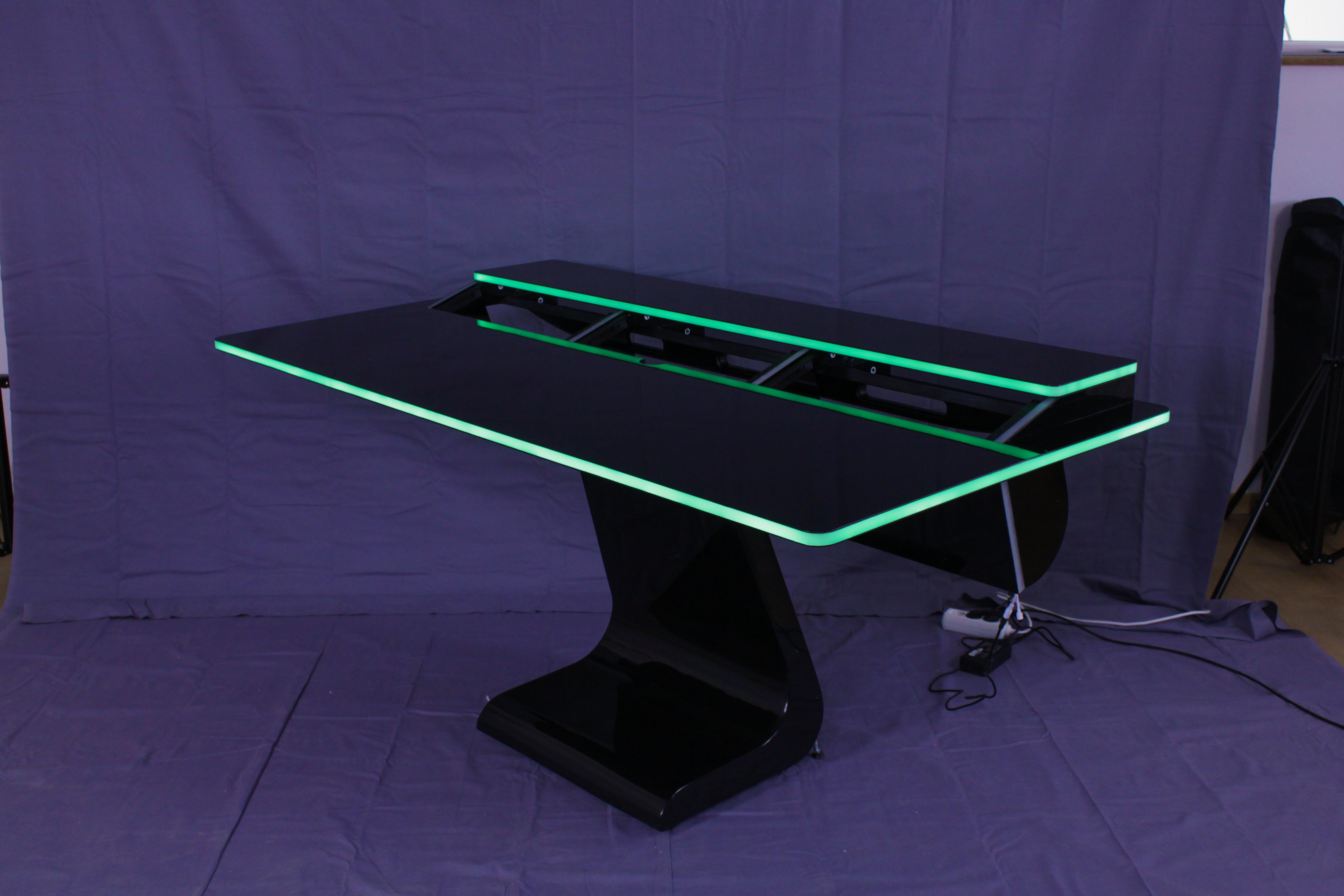 Zaor Vela R – Futuristic Studio Desk with Integrated Rack Space