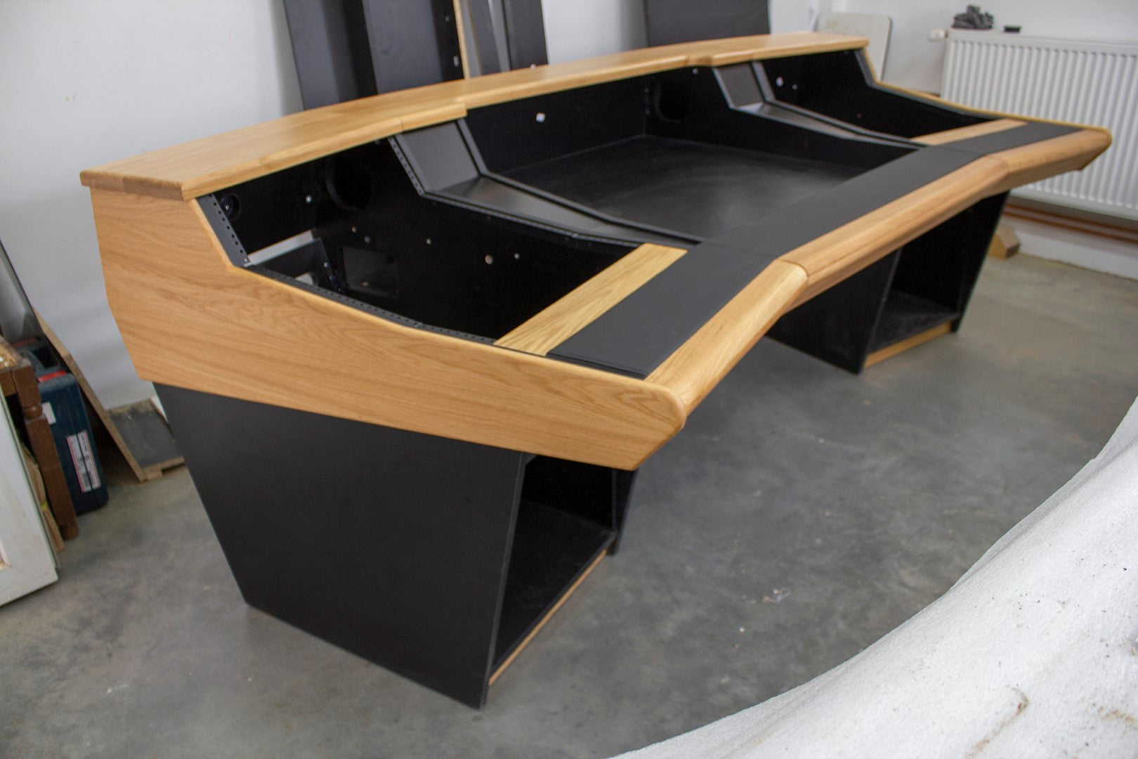Zaor Matrix – Classic Studio Desk for medium-sized Consoles